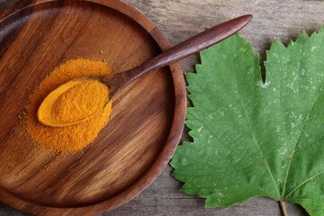 Poster - Turmeric root powder on wood background