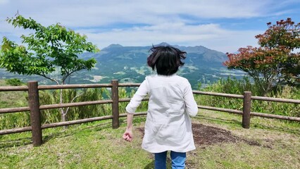 Poster - 展望台から大自然の風景を眺める女性