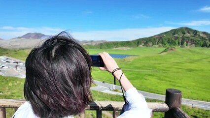 Poster - 自然の景色をスマホで撮影する女性