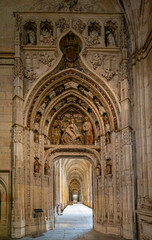 Canvas Print - ornamental arch and doorway leading into the cloister of the Segovia Cathedral