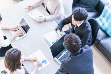 Canvas Print - 綺麗なオフィスで働く若い会社員