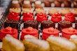 © rozentuzjazmowany - Słodycze trzymane za gablotą sklepową