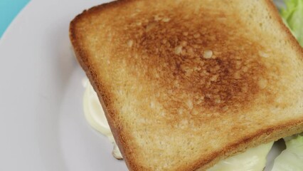 Poster - toast au fromage, en gros plan, dans une assiette