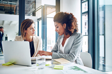Aufkleber - Laptop, strategy and women in office together for advice, teamwork and partnership in audit. Stats, planning and business people brainstorming in workshop for data analysis with financial consultant