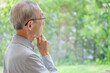 © taka - 物忘れをする高齢者　認知症　物忘れ　コンセプト