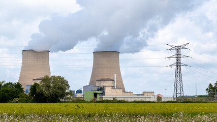 Centrale nucléaire en fonctionnement émettant des nuages ​​de vapeur. Concepts de protection de l'environnement et de production d'énergie électrique d'origine nucléaire
