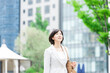 © UTS - オフィス街を歩くキャリアウーマン