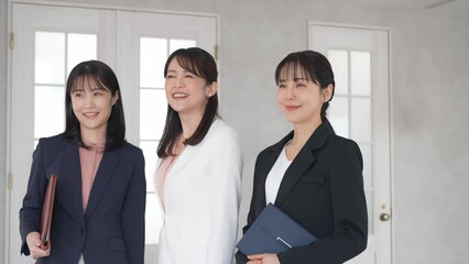 Aufkleber - 笑顔でオフィスに並ぶ三人のビジネスウーマン