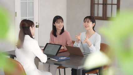 Aufkleber - オフィスで会話するカジュアルウェアの女性グループ