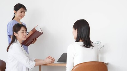 Aufkleber - 診察する医師と患者