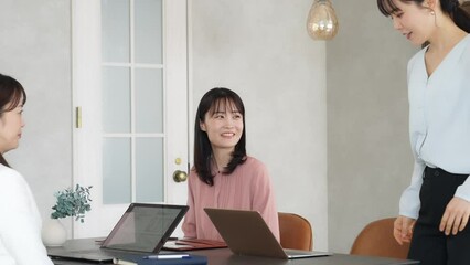 Aufkleber - オフィスで会話するカジュアルウェアの女性グループ