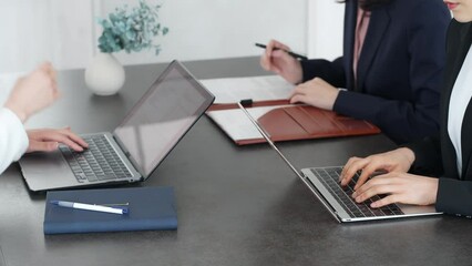 Leinwandbilder - オフィスで会議するビジネスウーマンのグループ