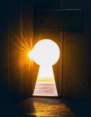 Poster - Golden light shining through keyhole creates dramatic effect - Illustration