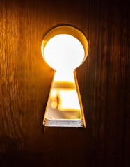 Poster - Golden light shining through keyhole creates dramatic effect - Photo