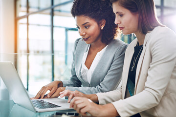 Fototapete - Business people, woman and training with laptop in office for human resources introduction and startup briefing. Collaboration, employees and meeting with discussion for corporate mentor and helping