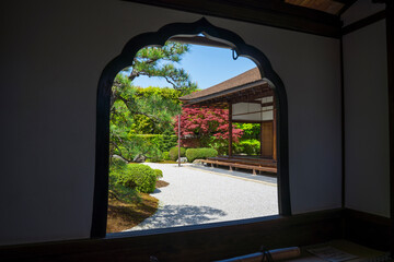 Wall Mural - 京都　大徳寺の塔頭寺院　興臨院の火灯窓から見る枯山水庭園