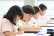 © kapinon - 小学校や塾の教室で勉強する小学生の子供たち　テストや試験を受ける