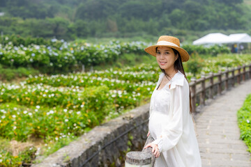 Canvas Print - Pregnant Woman enjoy the scenery view in the countryside