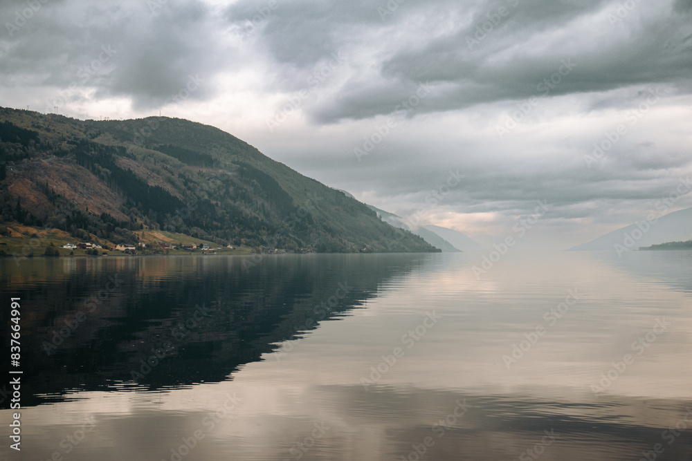 Krajobraz Norwegii w pochmurny dzień