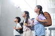 © kapinon - ランドセルを背負って見上げる小学生たち　3人の複数　未来や希望を見つめる