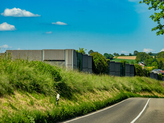 Wall Mural - Lärmschutzwand schirmt ein Wohngebiet ab