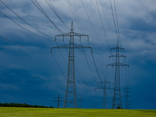 Canvas Print - Strommasten und dunkle Regenwolken