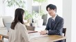 © mapo - 訪問営業をするビジネスマン