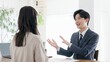 © mapo - 訪問営業をするビジネスマン