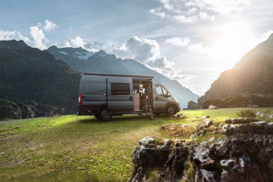 Camperin mit ihrem Van genießt ihr Freiheit 