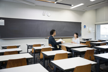 Wall Mural - 学校や塾との保護者面談のイメージ　子どもの成績について話す　進路や塾の相談のイメージ広角