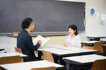 Wall Mural - 学校や塾との保護者面談のイメージ　子どもの成績が良くて喜ぶ親　進路や塾の相談のイメージ広角