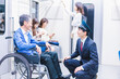 © maroke - 車イスで電車に乗る乗客
