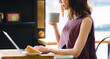 © folyphoto - カフェで仕事をするフリーランスの女性