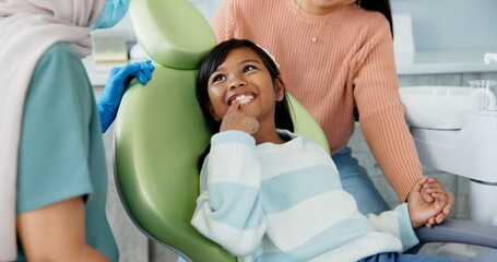 Canvas Print - Kid, dentist and appointment for teeth or oral health education for prevention on tooth decay or hygiene. Little girl, mom and together for dentistry checkup or dental examination with orthodontist.