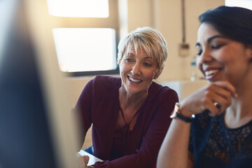 Aufkleber - Business, computer and help with teamwork, women and funny with joke, laughing and planning. Mentor, employees and coaching with pc, cooperation and collaboration with advice, ideas or explain system