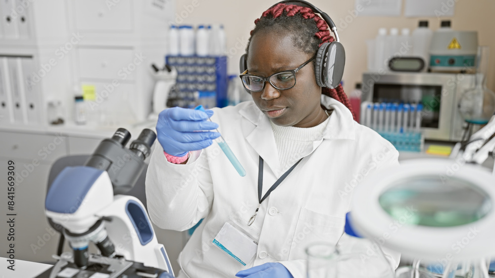 African american woman scientist analyzing a sample in a laboratory ...