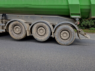 to reduce tire wear, the two semi-trailer axles are hydraulically raised and pressed to the ground after loading.