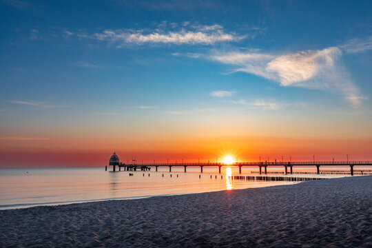 zum sonnenaufgang am strand von zingst an der ostsee.