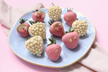 Wall Mural - Plate with chocolate covered strawberries on pink background