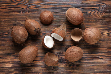 Canvas Print - Fresh coconuts on wooden background