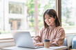 © buritora - カフェで仕事をする若いアジア人ビジネスウーマン（パソコン・テレワーク・ノマドワーカー・副業・編集）