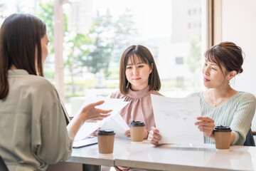 Poster - 書類・資料を見ながら会議・ミーティング・打ち合わせするアジア人女性・ビジネスウーマン(営業・企画)
