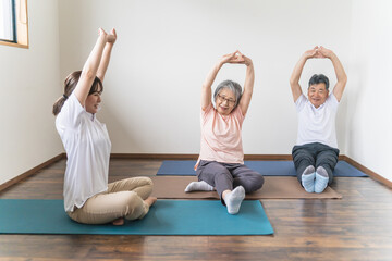 Poster - デイサービスで運動するシニアの男女と理学療法士
