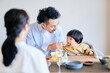 © folyphoto - ダイニングで食事をする2歳の男の子