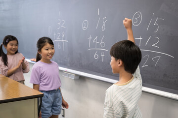 Wall Mural - 黒板で算数を勉強する小学生複数　よくできましたと拍手