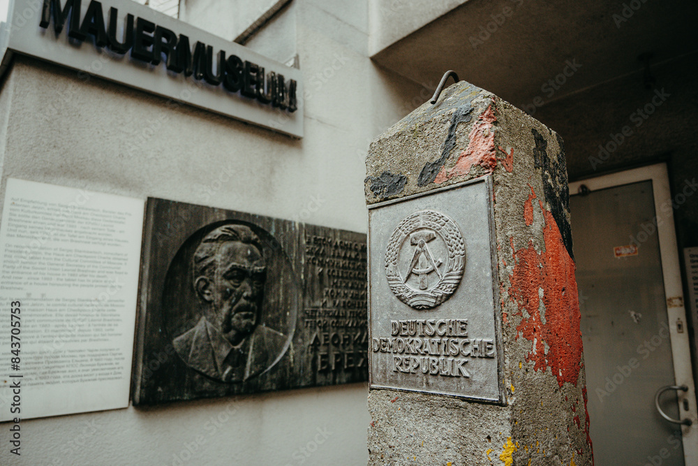 DDR Grenzstein am Eingang des Mauermuseums in Berlin, Deutschland Stock ...