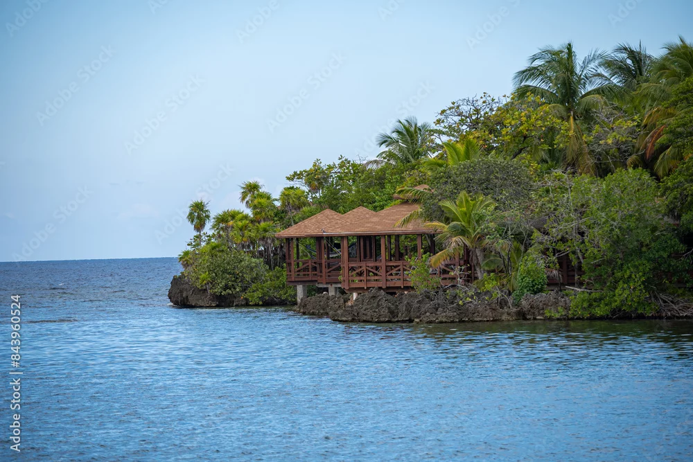 Roatán in Bildern: Aras, Leguane und wilde Karibikküste 1 Überwasser-Bungalow an der bewaldeten Küste von Roatán in Honduras