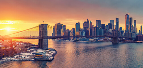 Wall Mural - Panoramic view on bright sunset over Brooklyn bridge and Manhattan, New York City