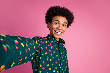 Canvas Print - Portrait of optimistic guy with wavy hairstyle dressed print shirt making selfie on frontal camera isolated on pink color background