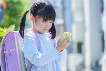 Canvas Print - キッズケータイを使う小学生